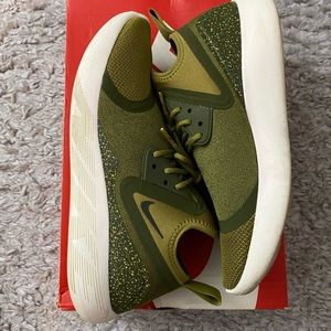 Men’s Nike Lunarcharge essential, Size 10